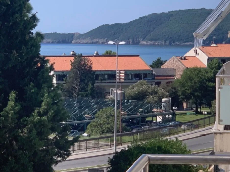 Izdavanje, dvosoban stan, 57m², Bečići, Budva