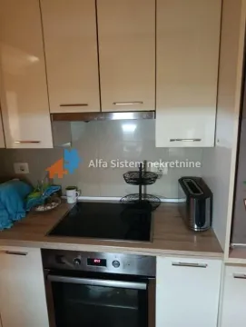 Deo kuhinje sa ugrađenom pločom za kuvanje, rernom i elementima. - image 5
