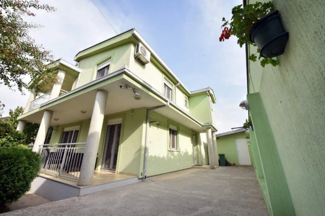 Izdavanje, kuća, 175m², Vranići, Podgorica