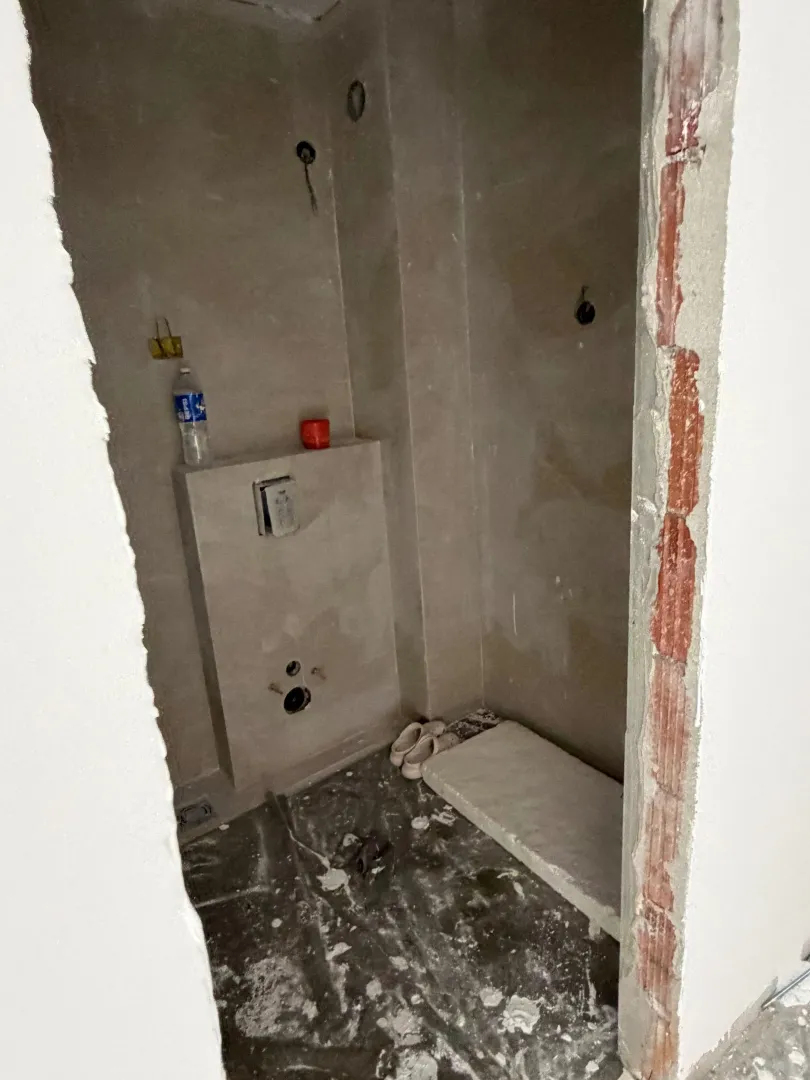 Kupatilo u fazi grubih radova i renoviranja.