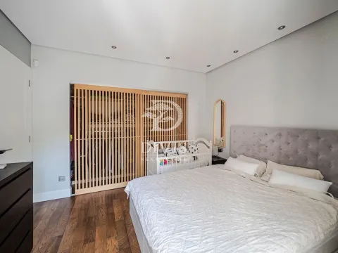Moderna spavaća soba sa bračnim krevetom, krevecem i ugradnim plakarom sa drvenim letvicama. - image 8