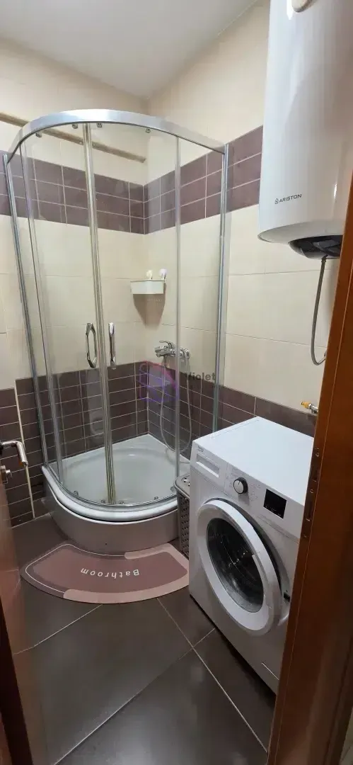 Kupatilo sa tuš kabinom i veš mašinom.