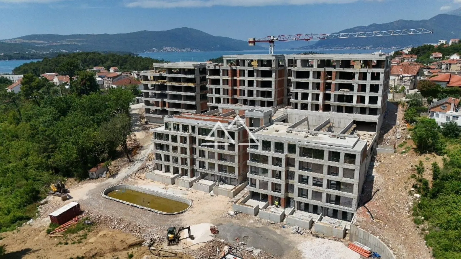 Pogled iz vazduha na stambeni kompleks u izgradnji sa pogledom na more.