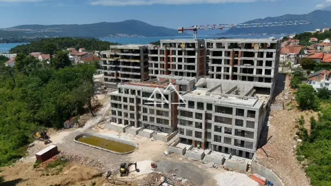 Pogled iz vazduha na stambeni kompleks u izgradnji sa pogledom na more. - image 3