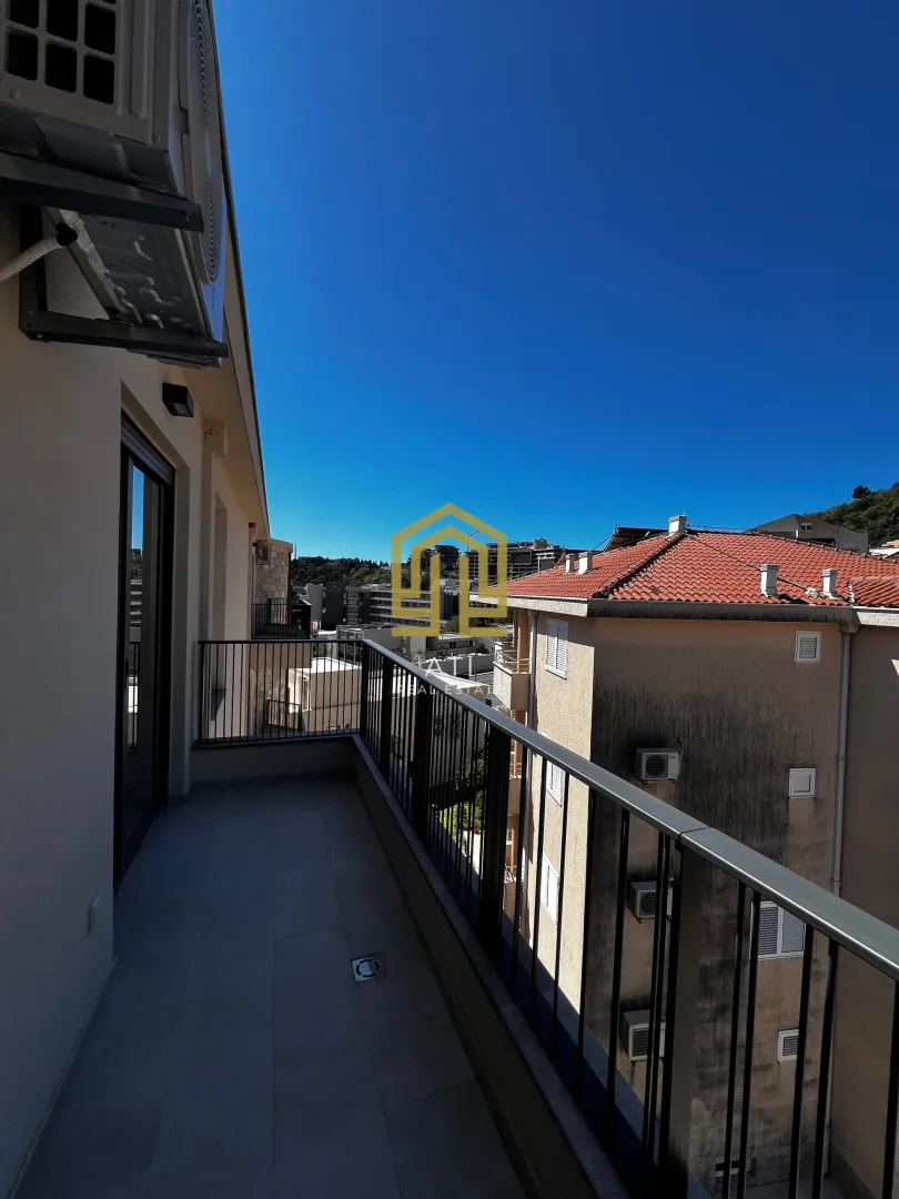 Pogled sa prostrane terase na okolne zgrade i naselje.
