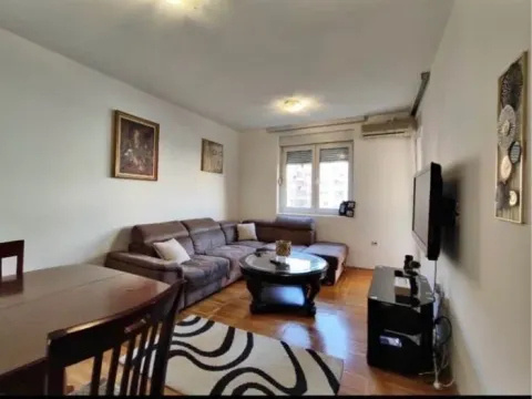 Izdavanje, dvosoban stan, 64m², Stari Aerodrom, Podgorica - image 1