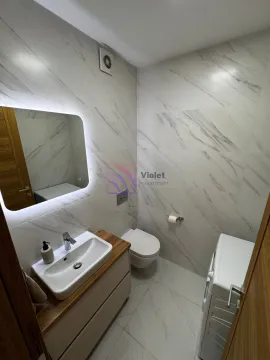 Moderne kupatilo sa umivaonikom, WC šoljom i veš mašinom. - image 19