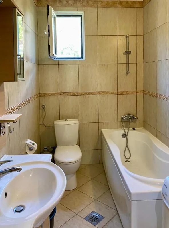 Bathroom equipped with a bathtub, a sink, and a toilet.
