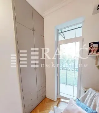 Soba sa ugradnim ormanom i izlazom na terasu. - image 13