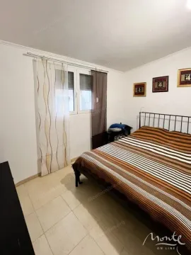 Namještena spavaća soba sa bračnim krevetom i prozorom. - image 21