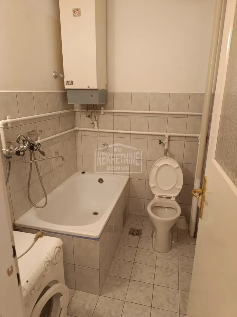 Kupatilo opremljeno kadom, wc šoljom, bojlerom i veš mašinom.