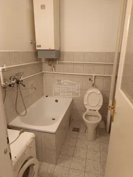 Kupatilo opremljeno kadom, wc šoljom, bojlerom i veš mašinom. - image 5