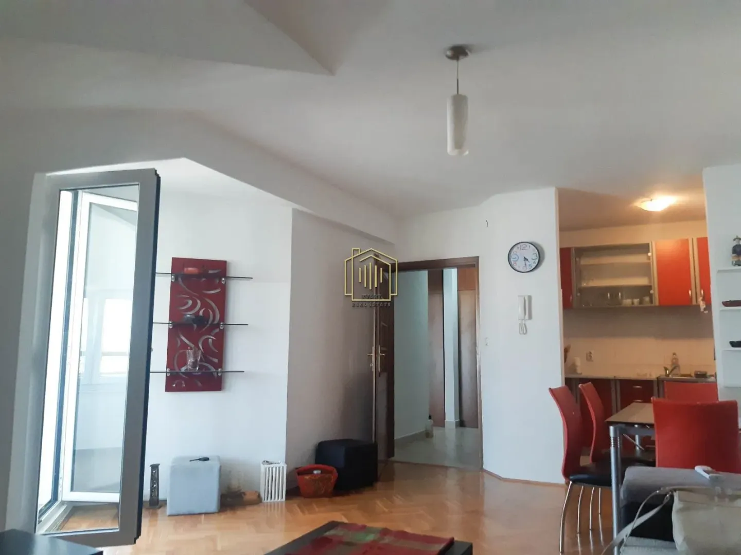 Dnevni boravak sa trpezarijom i otvorenim pogledom ka kuhinji.
