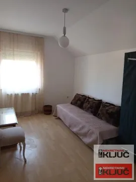 Manja dnevna soba sa kaučem i prozorom. - image 6