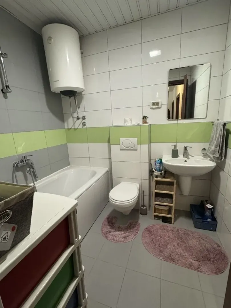 Manje kupatilo sa kadom, umivaonikom i wc šoljom.