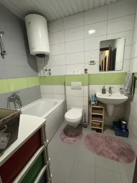 Manje kupatilo sa kadom, umivaonikom i wc šoljom. - image 8