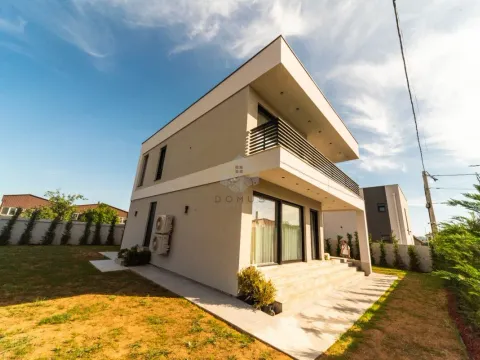 Prodaja, kuća, 225m², Gornja Gorica, Podgorica - image 1