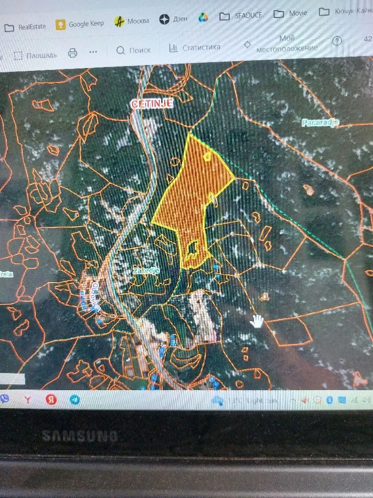 Katastarski plan sa označenom granicom parcele.