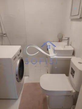 Kupatilo opremljeno umivaonikom, toaletom, tuš kabinom i mašinom za veš. - image 19