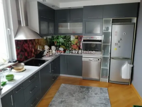 Moderna kuhinja tamnih elemenata sa ugrađenom belom tehnikom. - image 17