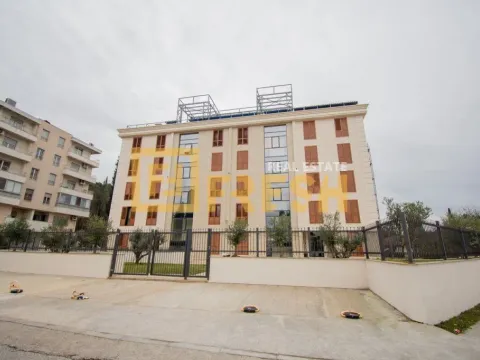 Izdavanje, četvorosoban stan, 150m², Centar, Podgorica