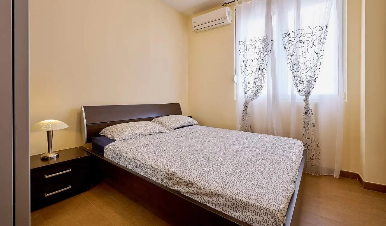 Prodaja, dvosoban stan, 88m², Lazi, Budva