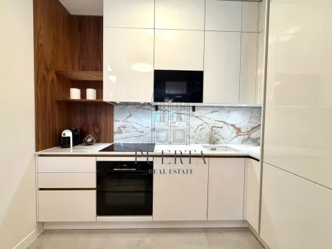 Moderna bijela kuhinja sa drvenim elementima i ugrađenim aparatima. - image 6