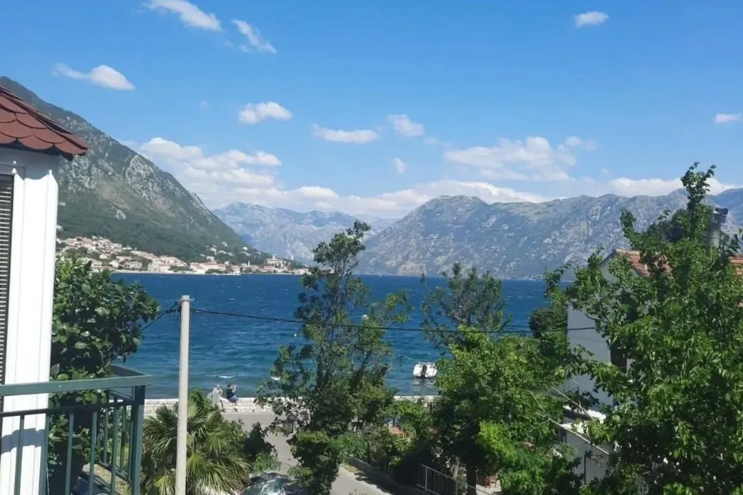 Rent, one bedroom apartment, 45m², Dobrota, Kotor