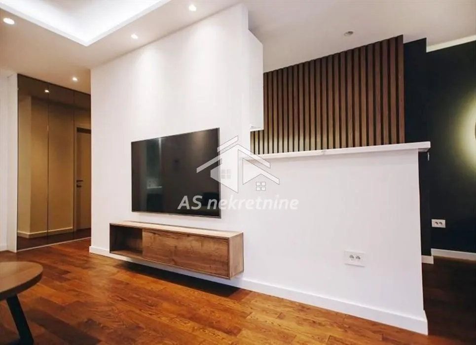 Izdavanje, trosoban stan, 68m², Čubura, Beograd