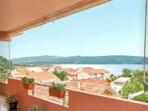 Izdavanje, stan, 106m², Tivat, Crna Gora