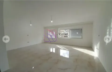 Pogled na praznu prostoriju sa svijetlim podom i prozorima. - image 3