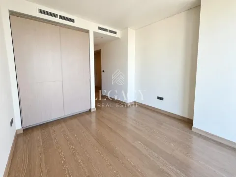 Prazna spavaća soba sa ugradnim plakarom i drvenim podom. - image 7