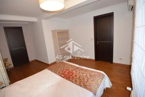 Prostrana spavaća soba sa krevetom i drvenim podom. - image 12