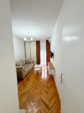 Manja dnevna soba sa garniturom, stočićem i drvenim podom. - image 9