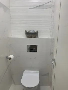 Moderne kupatilo sa bijelim pločicama i ugradnom šoljom. - image 7
