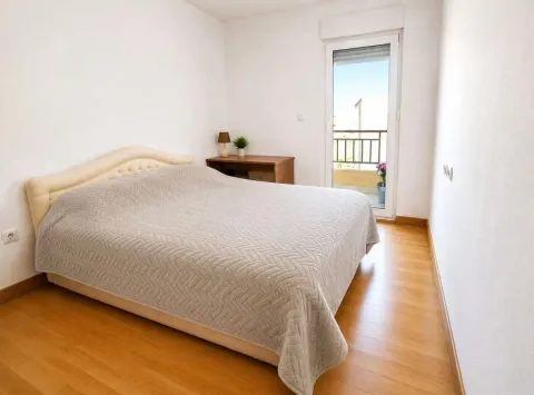 Spavaća soba sa bračnim krevetom i izlazom na terasu. - image 3