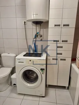 Kupatilo opremljeno toaletom, mašinom za veš, bojlerom i ormarićem. - image 6