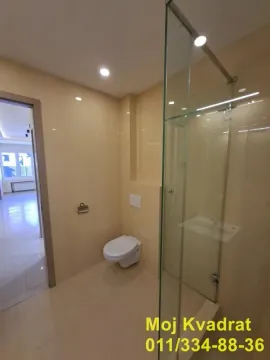 Kupatilo sa toaletom i staklenom tuš kabinom. - image 14