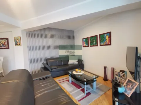 Nameštena dnevna soba sa garniturom, stočićem i televizorom. - image 8