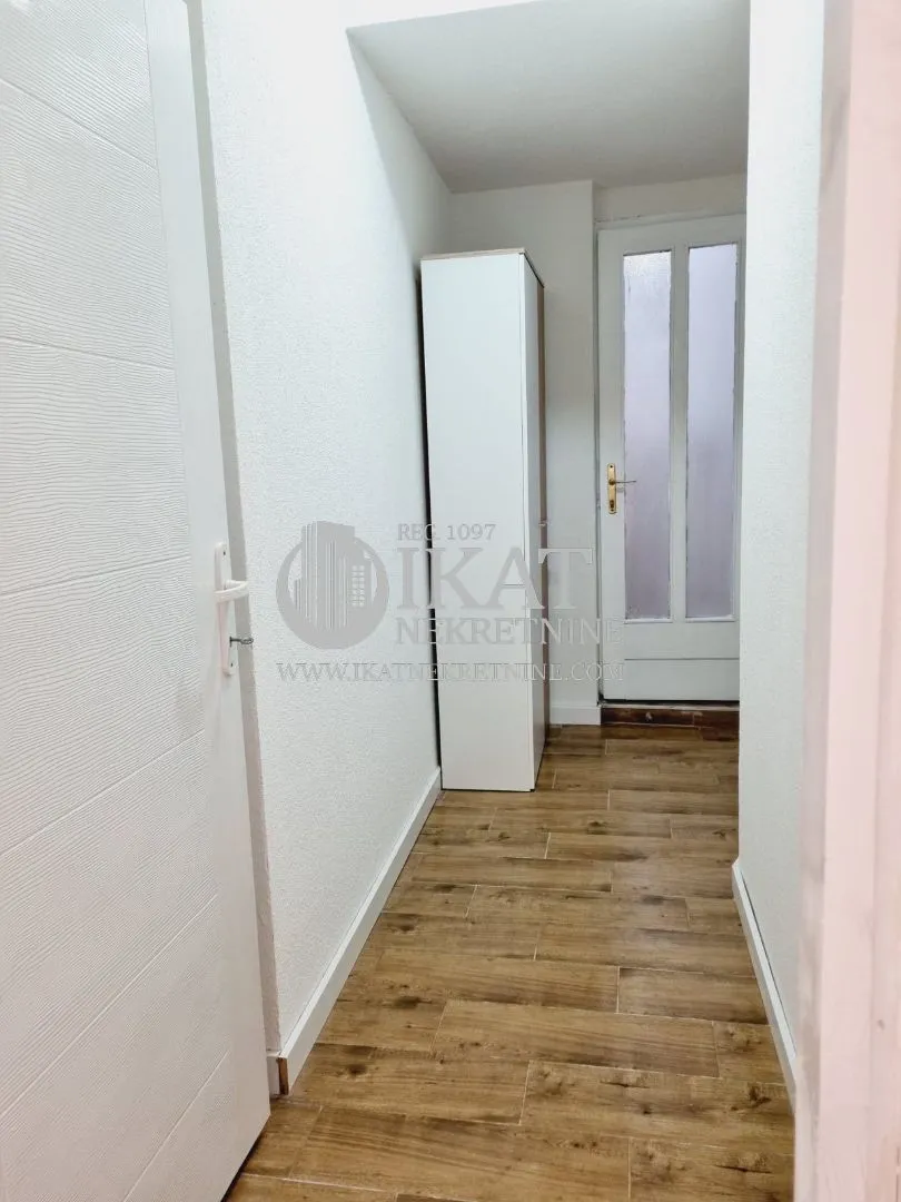Sale, two bedroom apartment, 44m², Kalenić Pijaca, Vračar Sve Podlokacije