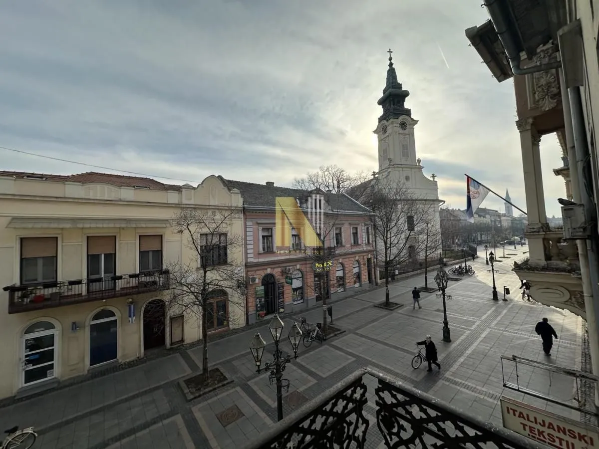 Pogled sa terase na gradski trg i ulicu sa crkvom.