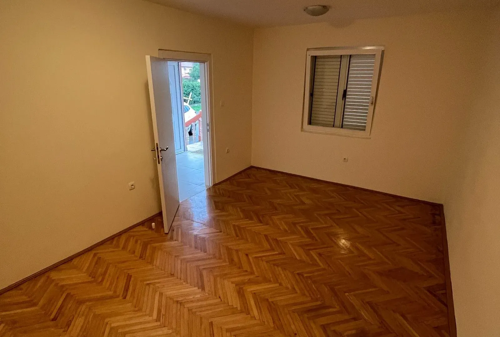 Sale, house, 761m², Tološi, Podgorica