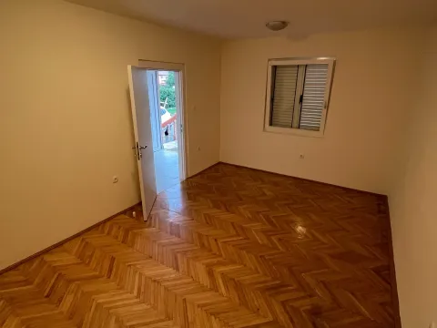 Sale, house, 761m², Tološi, Podgorica - image 16