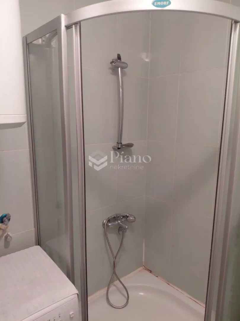 Bathroom with a tiled shower cabin.