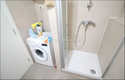 Kupatilo sa tuš kabinom i veš mašinom. - image 16