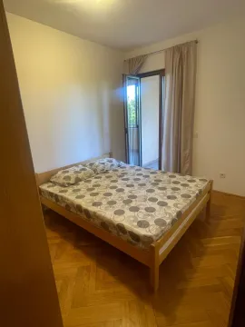 Spavaća soba sa bračnim krevetom i izlazom na terasu. - image 6