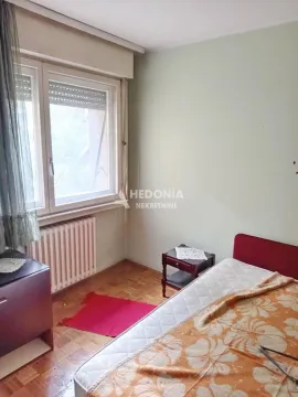 Manja spavaća soba sa krevetom, prozorom i parketom. - image 6