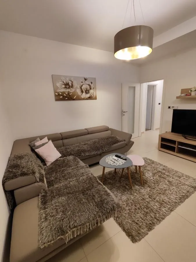 Izdavanje, dvosoban stan, 68m², Centar, Jagodina