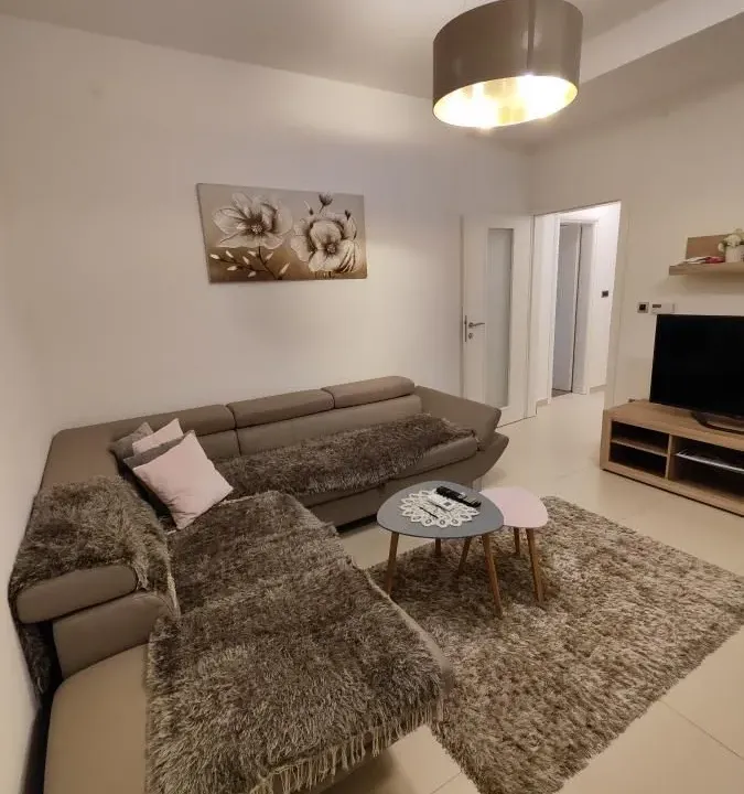 Izdavanje, dvosoban stan, 68m², Centar, Jagodina