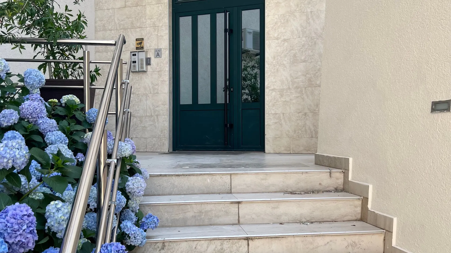 Rent, two bedroom apartment, 81m², Bečići, Budva